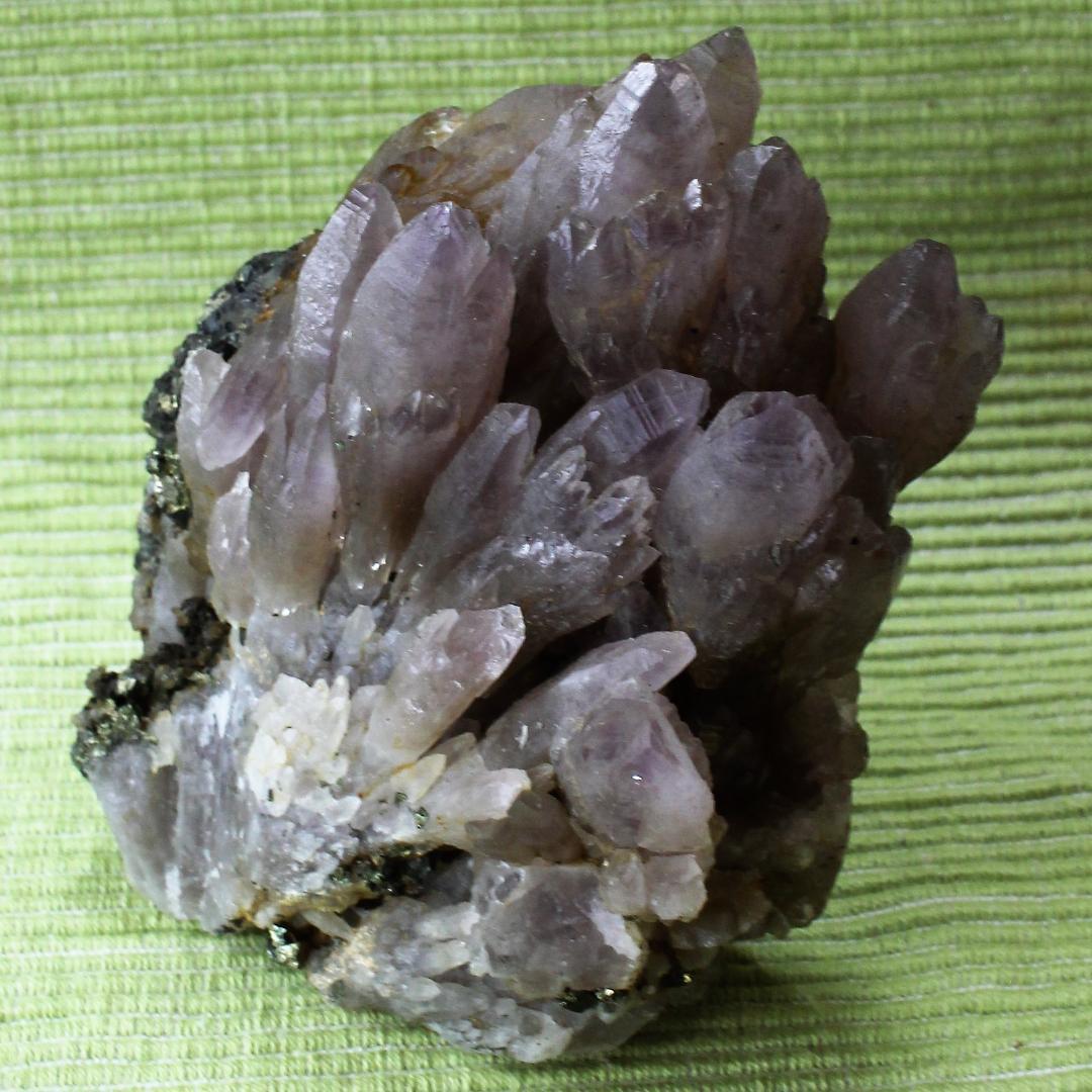 アメジスト 原石 クラスター 国産 675g前後 紫水晶 黄銅鉱共生 子持ち水晶