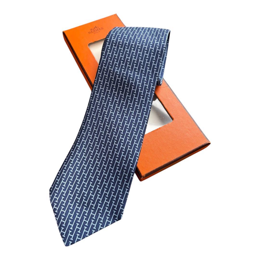【未使用】HERMES（エルメス）ネクタイ　H柄　ネイビー系　箱つき