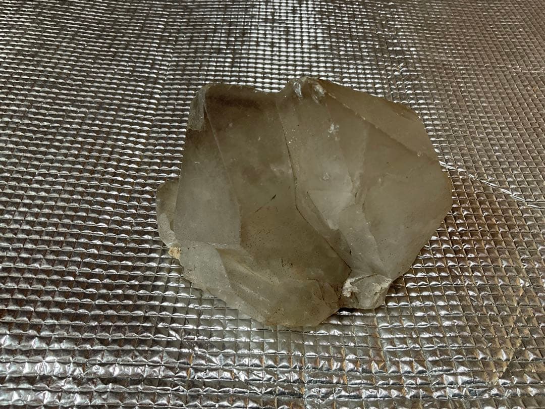 天然石／水晶。【茨城県産】重さ／1kg。【玄関先、居間のインテリアとして最適】。