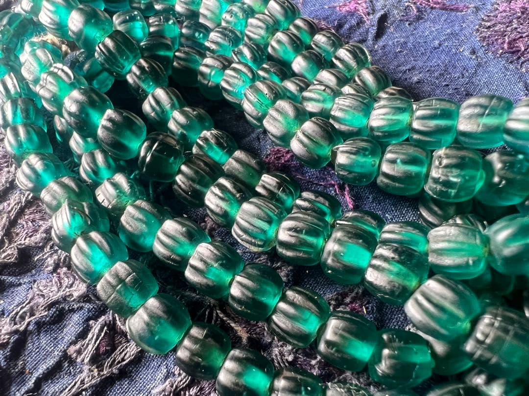 アンティーク　透明緑色の小粒蜜柑玉　ネパール　インドパシフィックビーズ