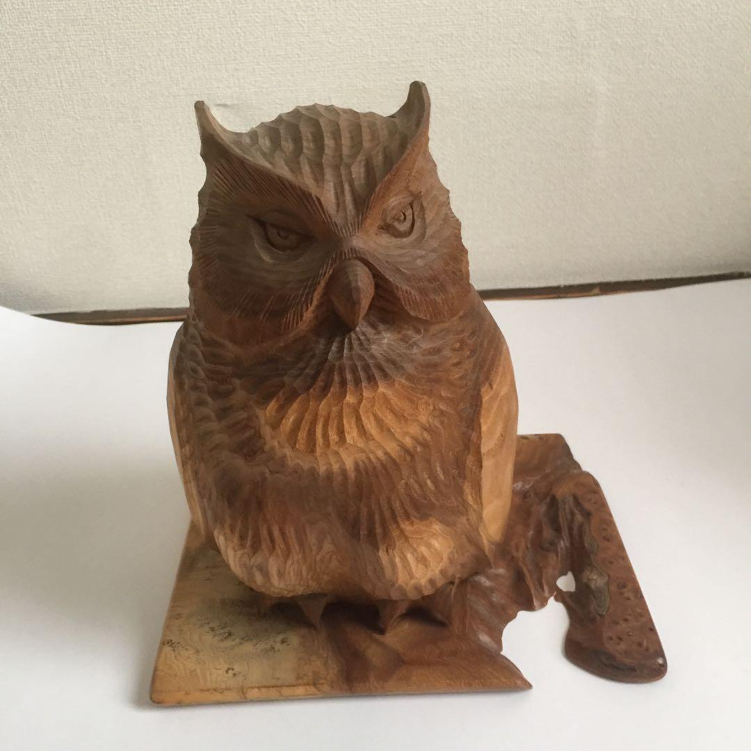 フクロウの木彫刻。幸せフクロウの置物。