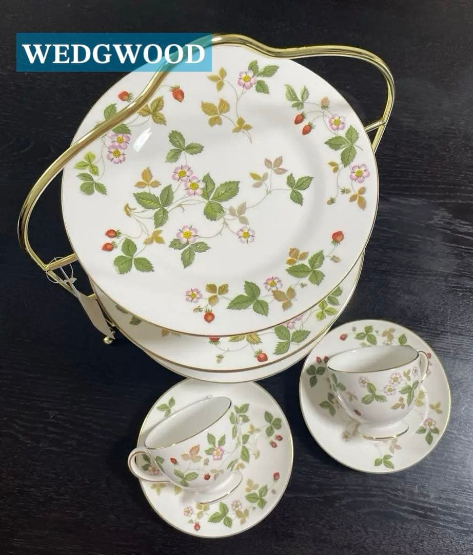 ウェッジウッド ワイルドストロベリーカップソーサープレート＆3段ケーキスタンド付