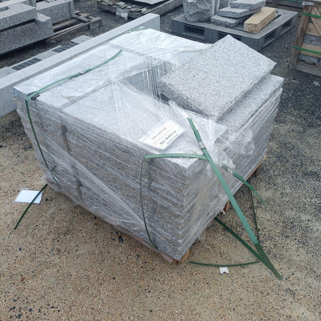 ベトナム産白敷石五面のみぎり仕上げ 300✕600✕50ミリ20枚